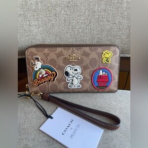 NWT！Coach X Peanuts Long Zip Around Wallet In Signature With Patches（CBM91）